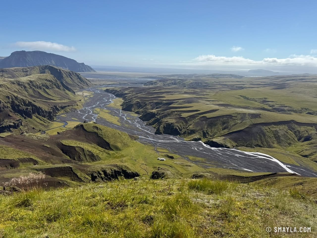 Vallée et rivière sous le ciel bleu