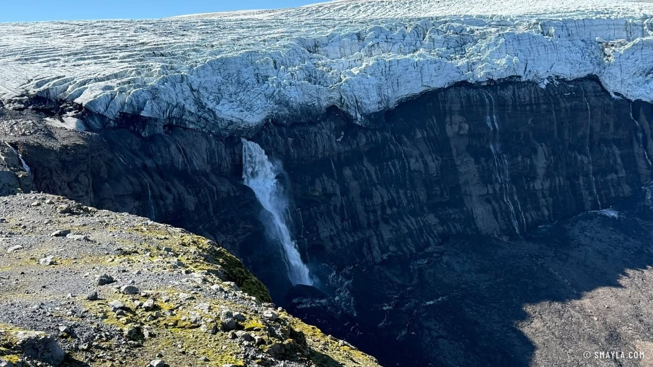 Cascade sous le glacier