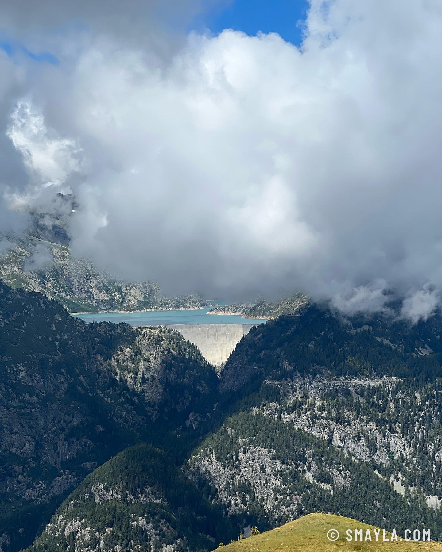 Le barrage d'Émosson entre les nuages