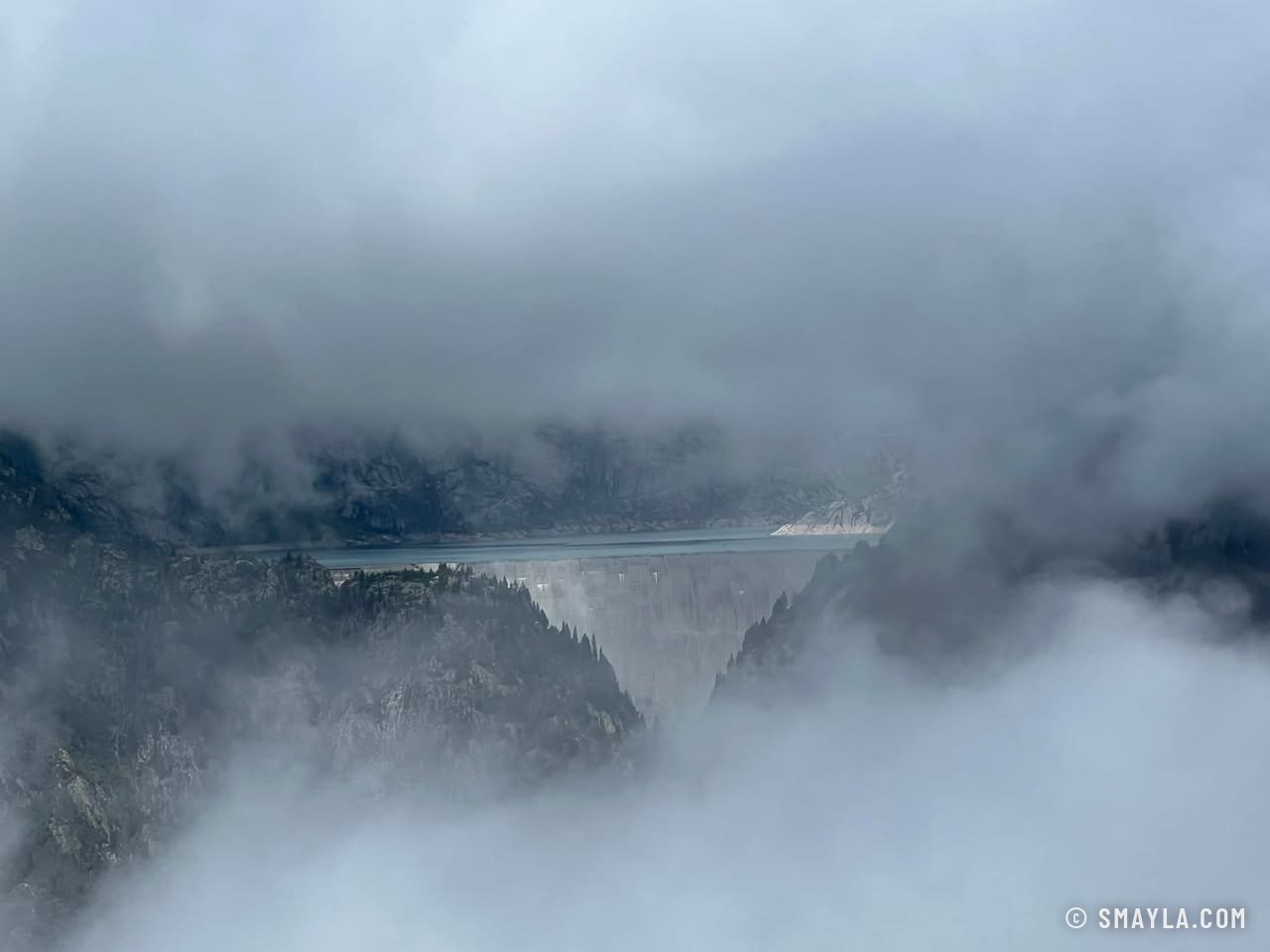 Le barrage d'Émosson dans la brume