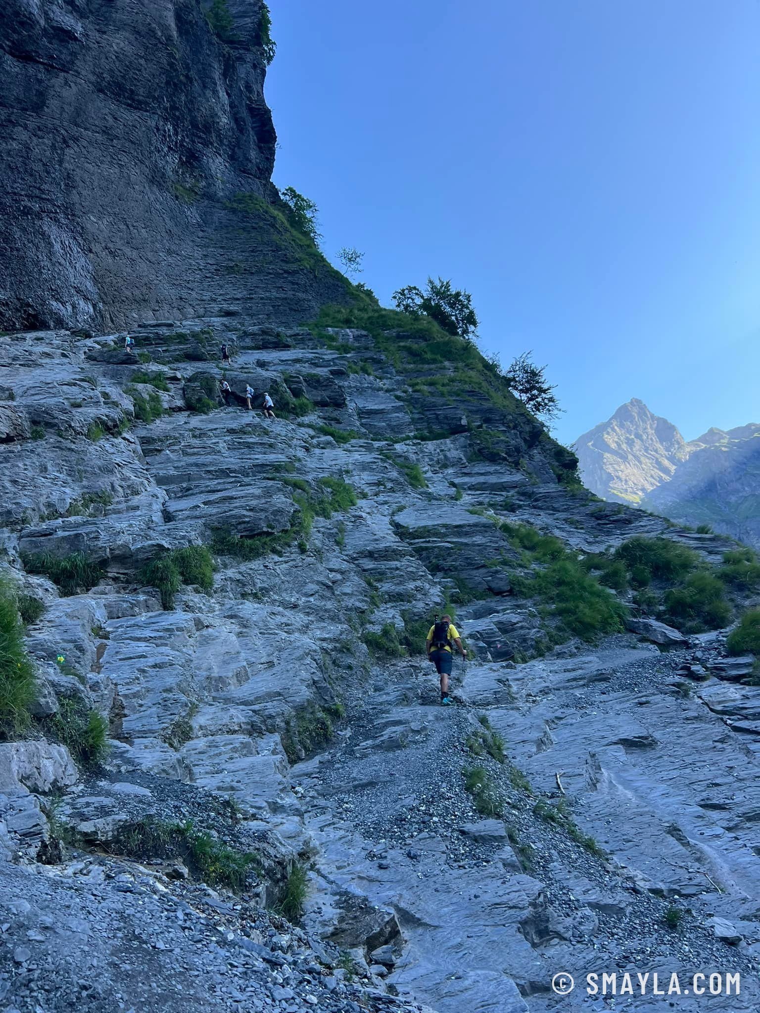 Passage raide dans le rocher