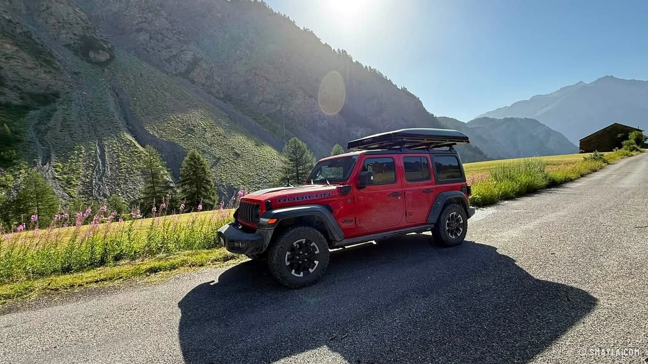 La Jeep sur une route de col des Alpes du Sud